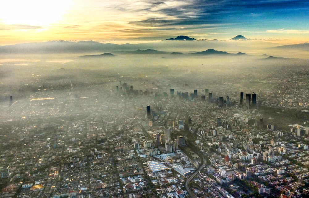 ¿Cuál es el impacto del ozono troposférico en el aire?